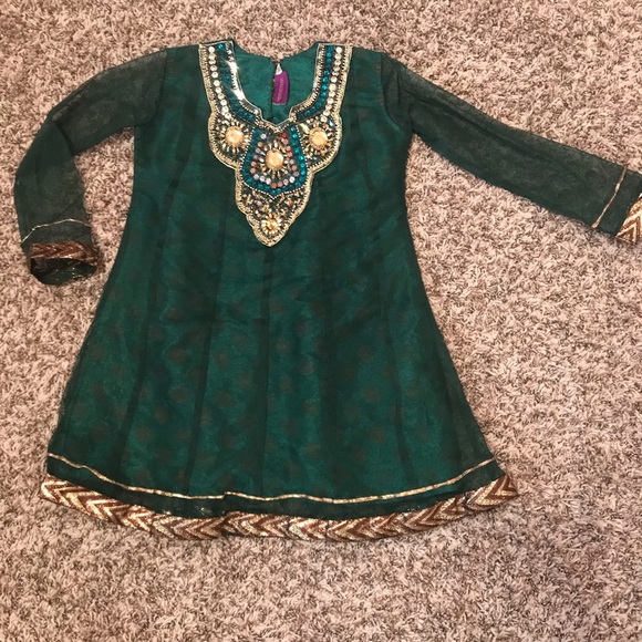 Pretty little girl Indian outfit - Picture 2 of 8